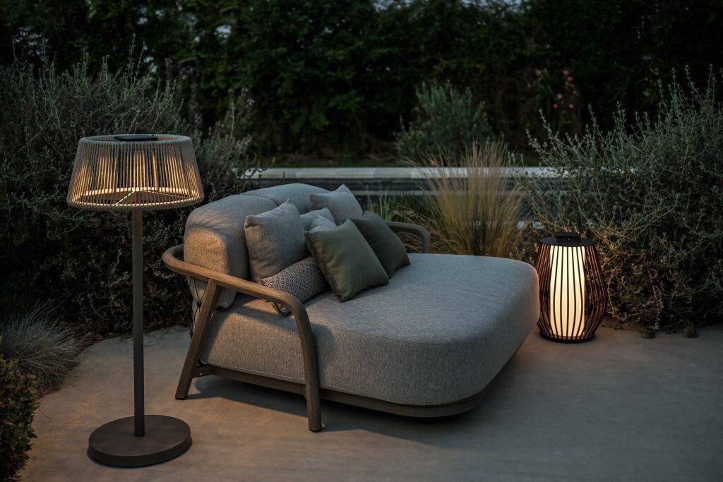 Éclairage extérieur d'un jardin paysager et d'une terrasse en bois de nuit