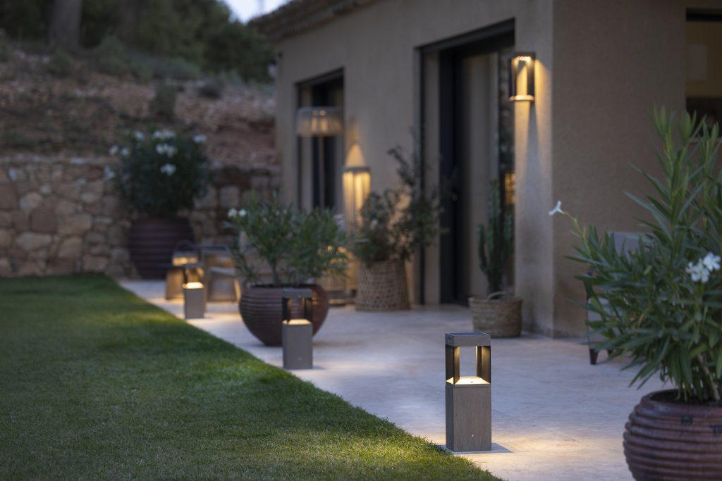 Terrasse moderne éclairée par des bornes lumineuses en soirée