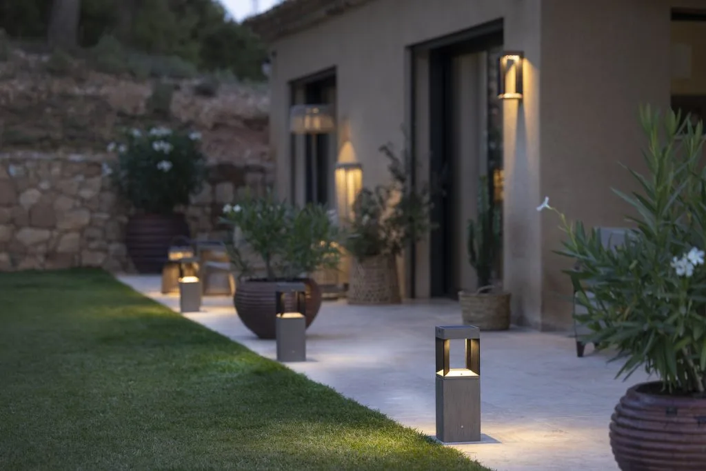 Terrasse moderne éclairée par des bornes lumineuses en soirée