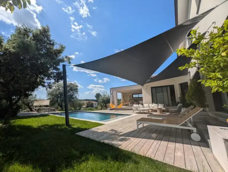 Installation de voile d'ombrage de terrasse à Toulouse par ACAE Paysagiste