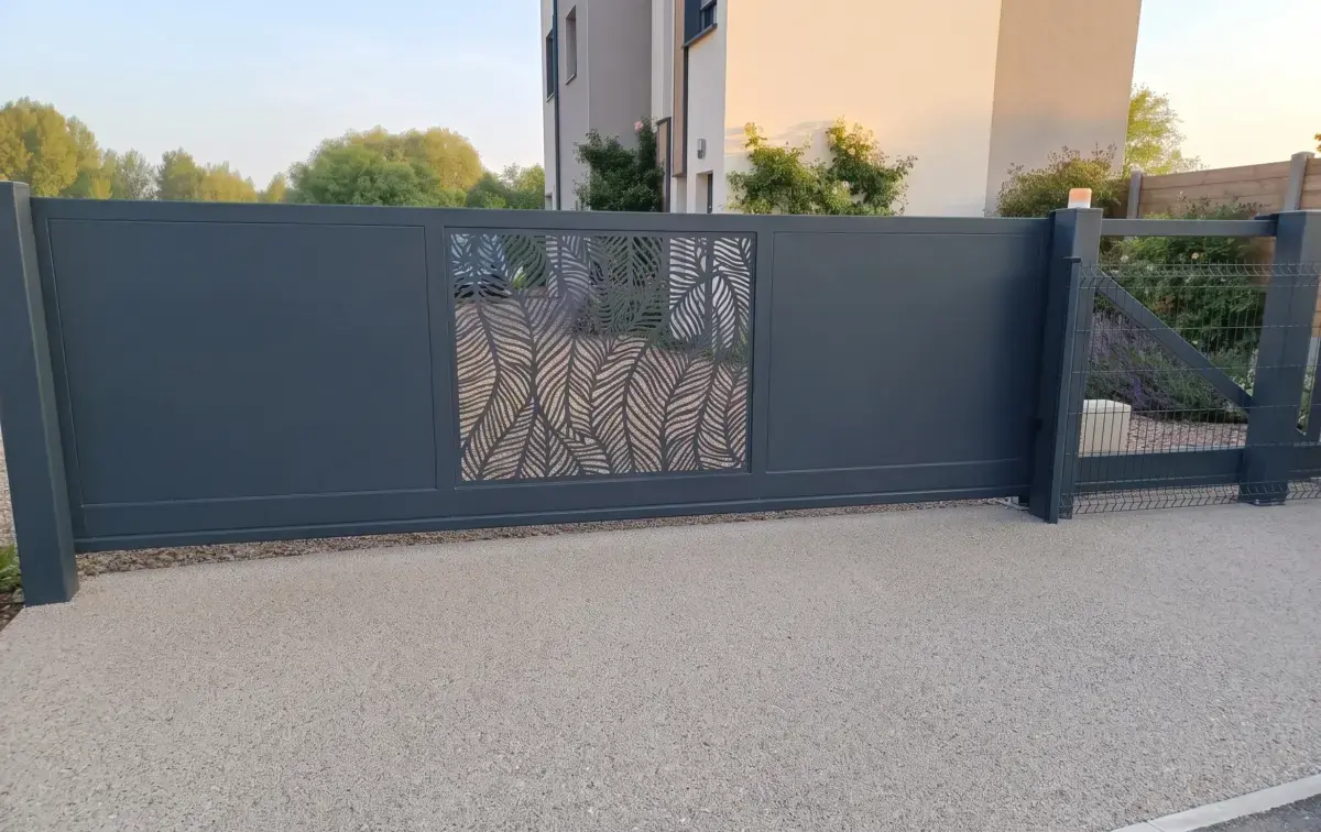 Avant travaux : Aménagement de patio moderne avec verrière et voile solaire à Muret