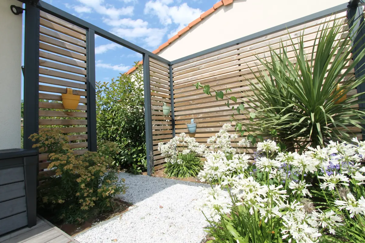 Création de toit-terrasse avec spa encastré et panneaux pare-vue à Toulouse