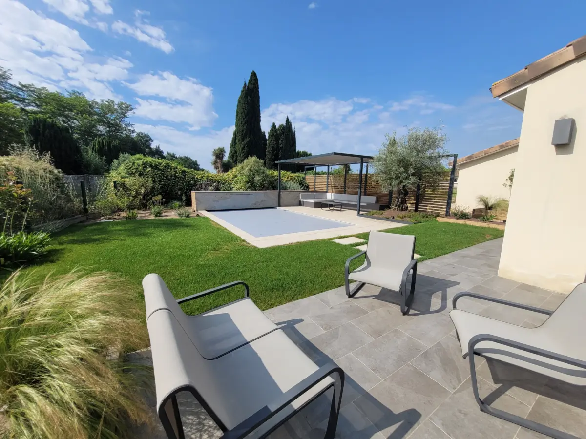Aménagement de salon de terrasse et piscine avec volet en Occitanie
