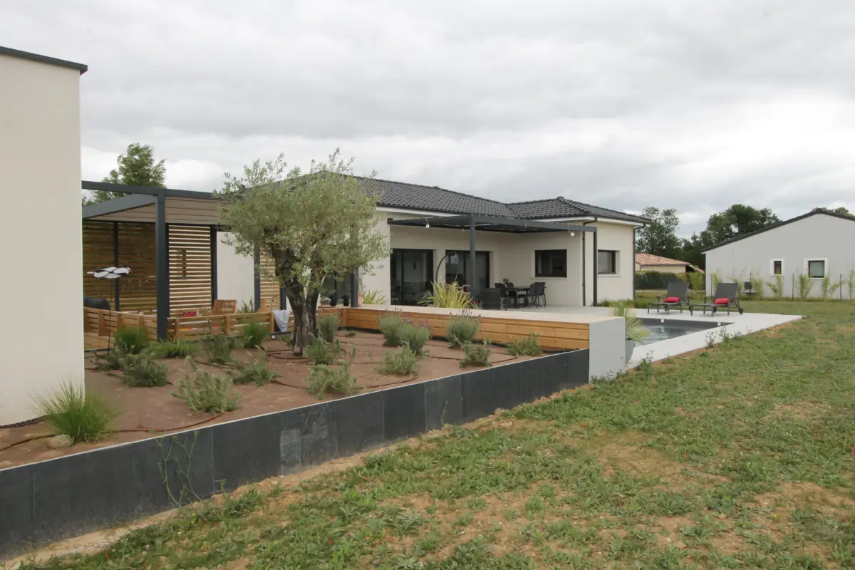 Avant travaux : Rénovation de cour intérieure en terrasse dalles et bois à Toulouse