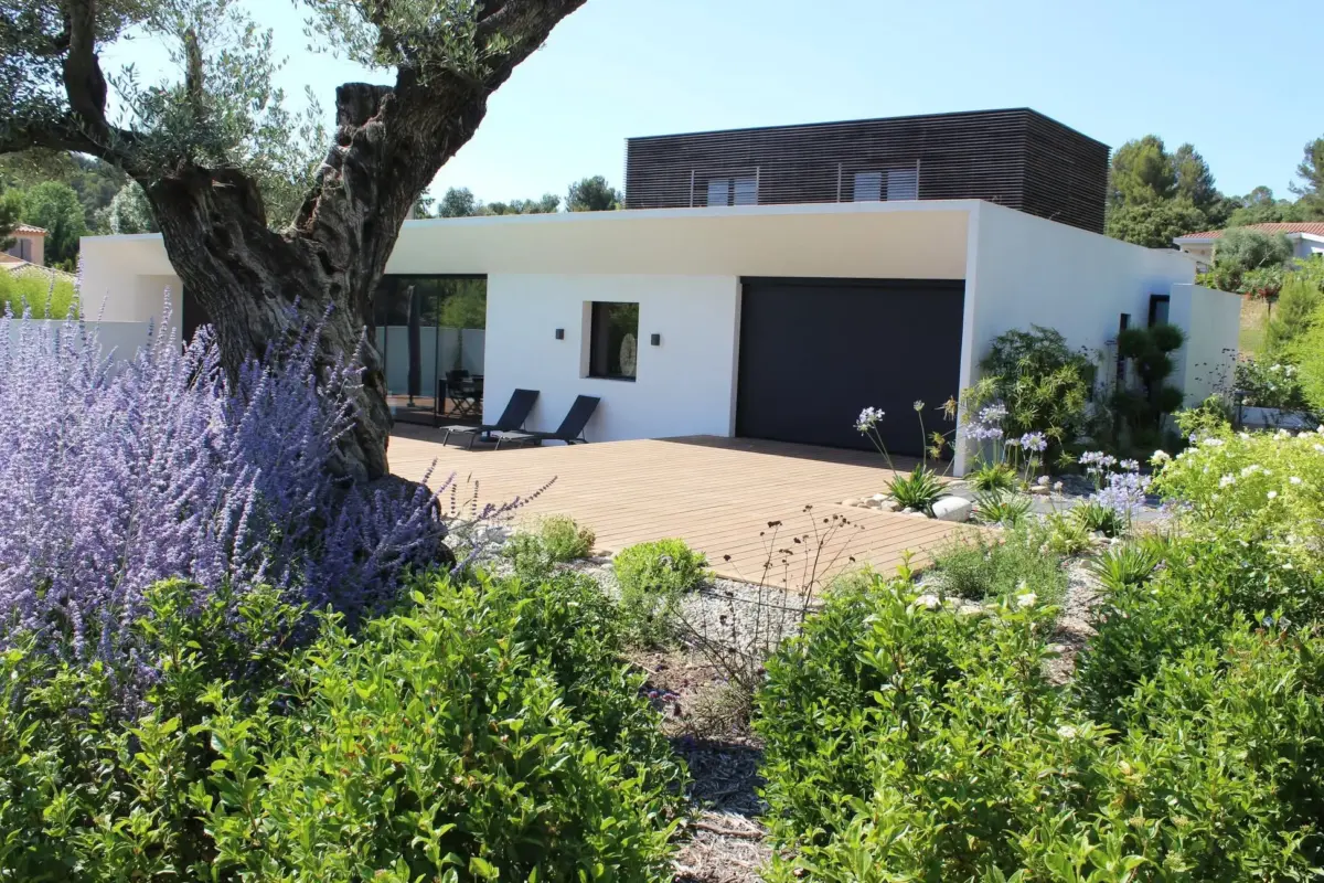 Création de jardin paysager avec piscine enterrée à Montauban