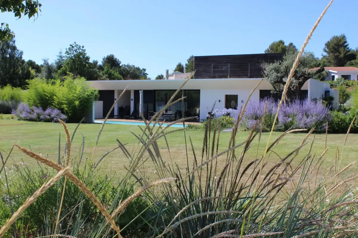 Création de jardin paysager avec piscine enterrée à Montauban