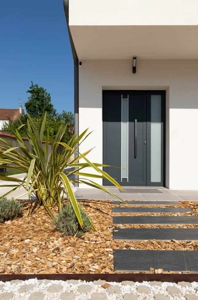 Aménagement d'entrée moderne et piscine sous voile d'ombrage à Toulouse