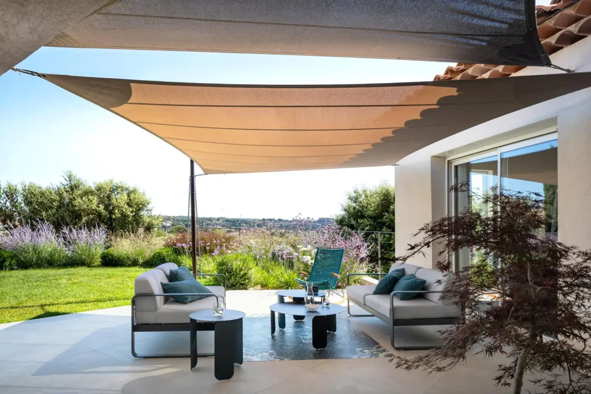 Aménagement de salon de terrasse et piscine avec volet en Occitanie