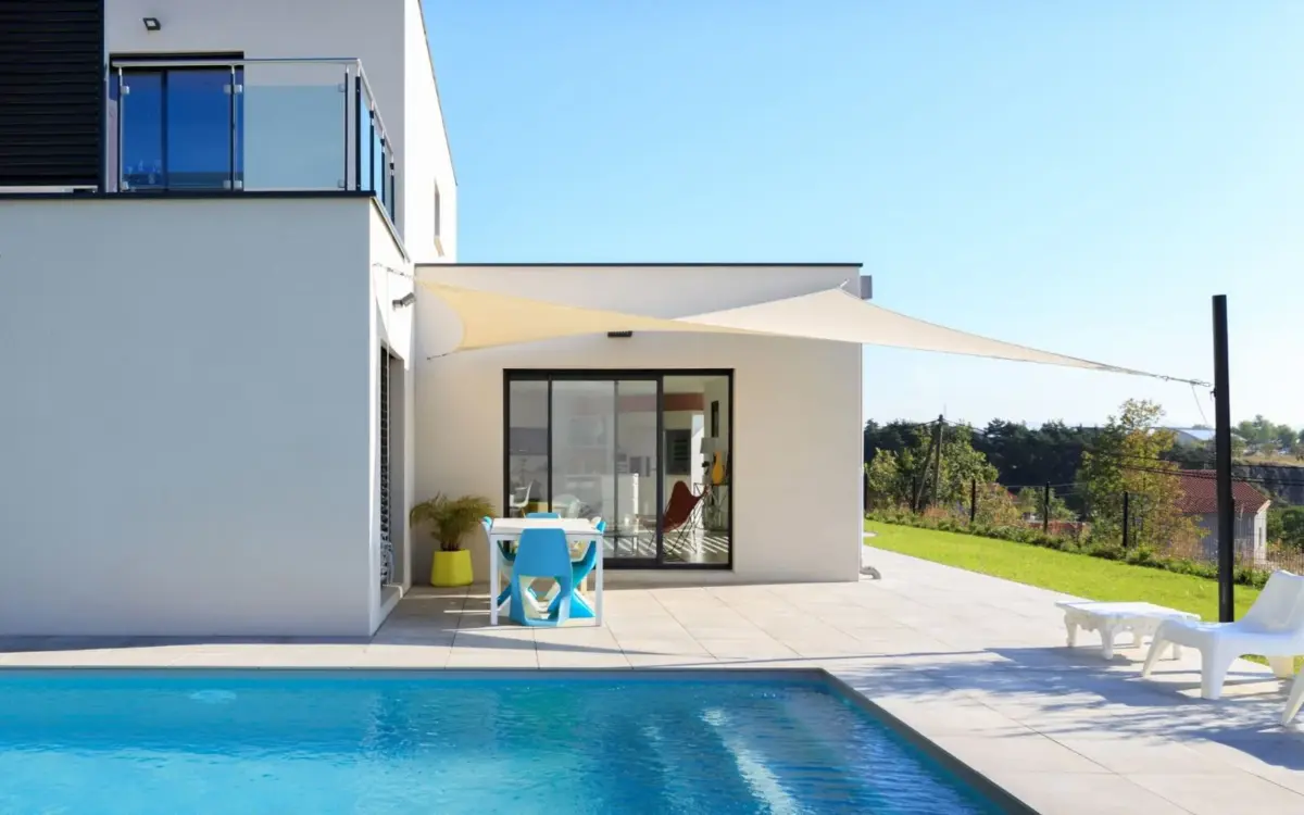 Création d'espace pergola et piscine avec voile d'ombrage à Colomiers
