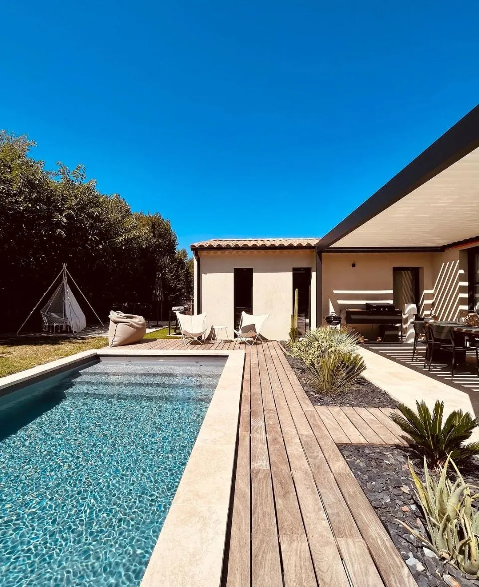 Aménagement de piscine contemporaine et plage en bois en Haute-Garonne
