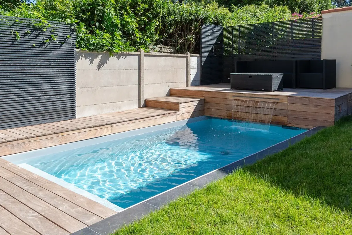 Aménagement de piscine contemporaine et plage en bois en Haute-Garonne