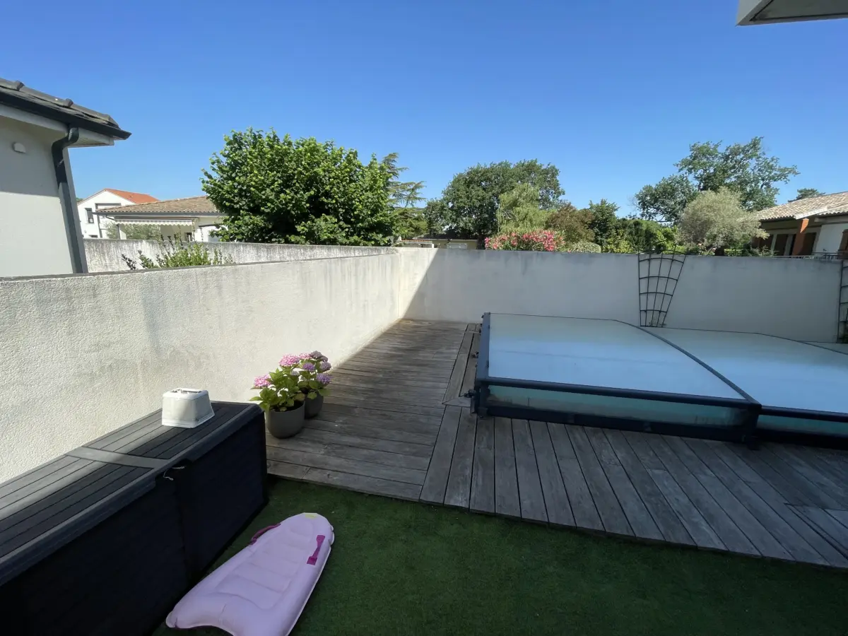 Avant travaux : Réalisation de couloir de nage et terrasse dallée dans le Gers
