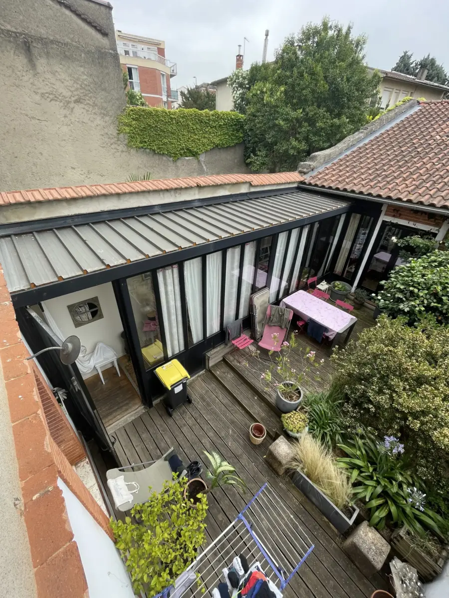 Avant travaux : Création de terrasse contemporaine avec voile d'ombrage à Toulouse