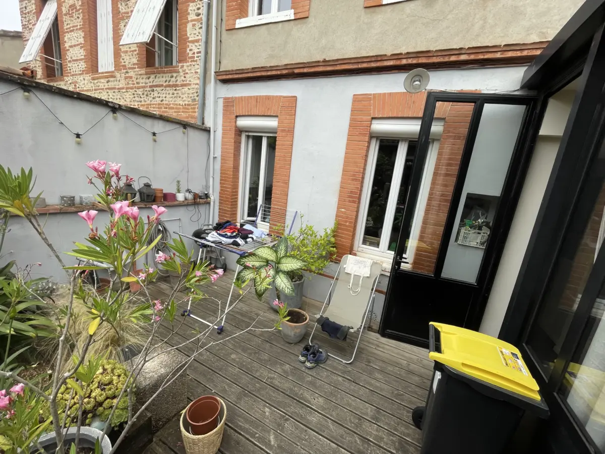 Avant travaux : Réalisation de patio urbain avec voile d'ombrage en Occitanie