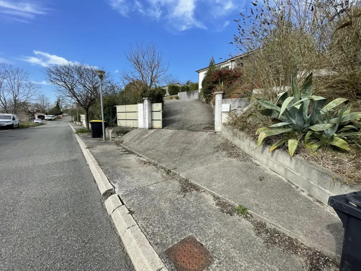 Avant travaux : Réalisation de jardin en pente avec marches en pierre et Corten dans le Tarn