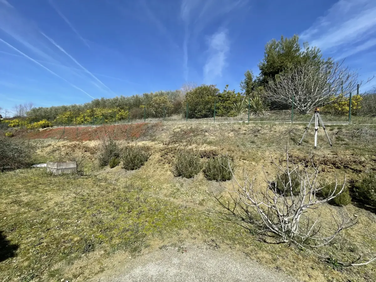 Avant travaux : Réalisation de talus en terrasses de pierre sèche dans le Gers