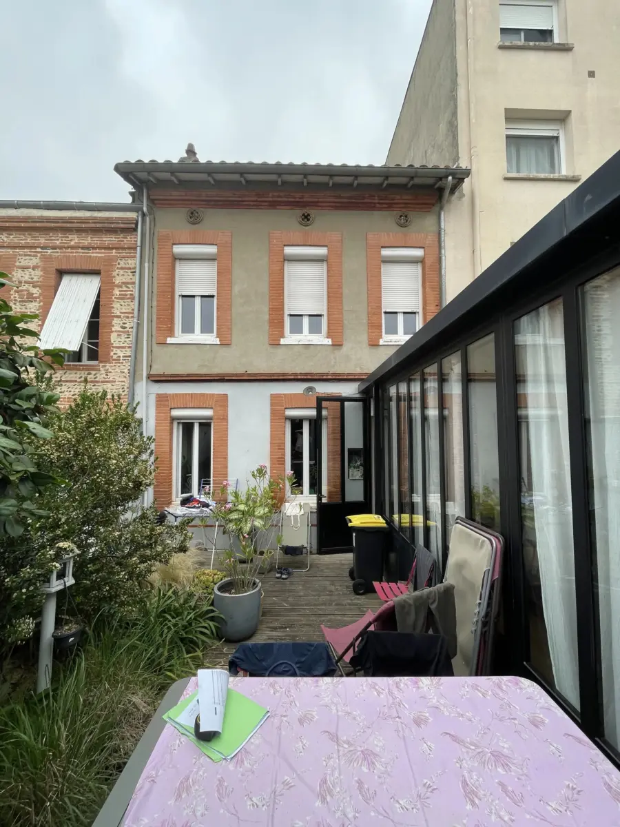 Avant travaux : Rénovation de cour intérieure en terrasse dalles et bois à Blagnac