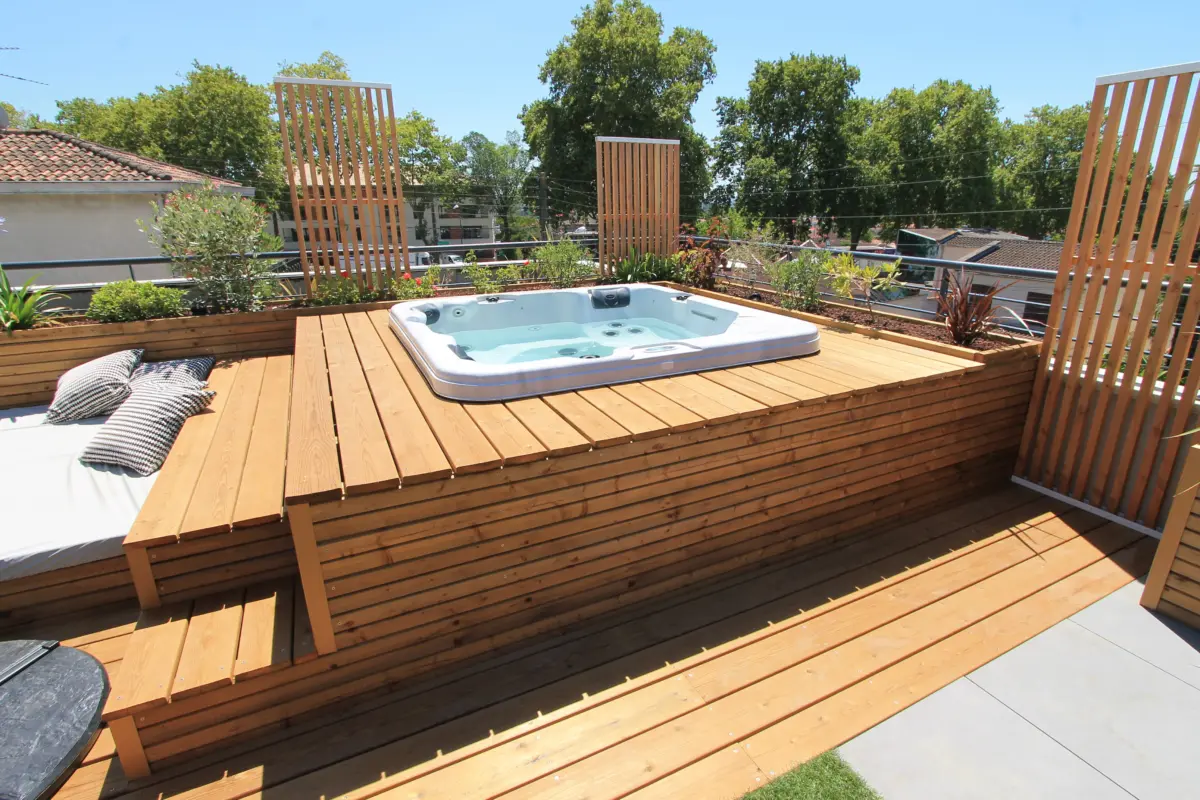 Création de toit-terrasse avec spa encastré et panneaux pare-vue à Toulouse